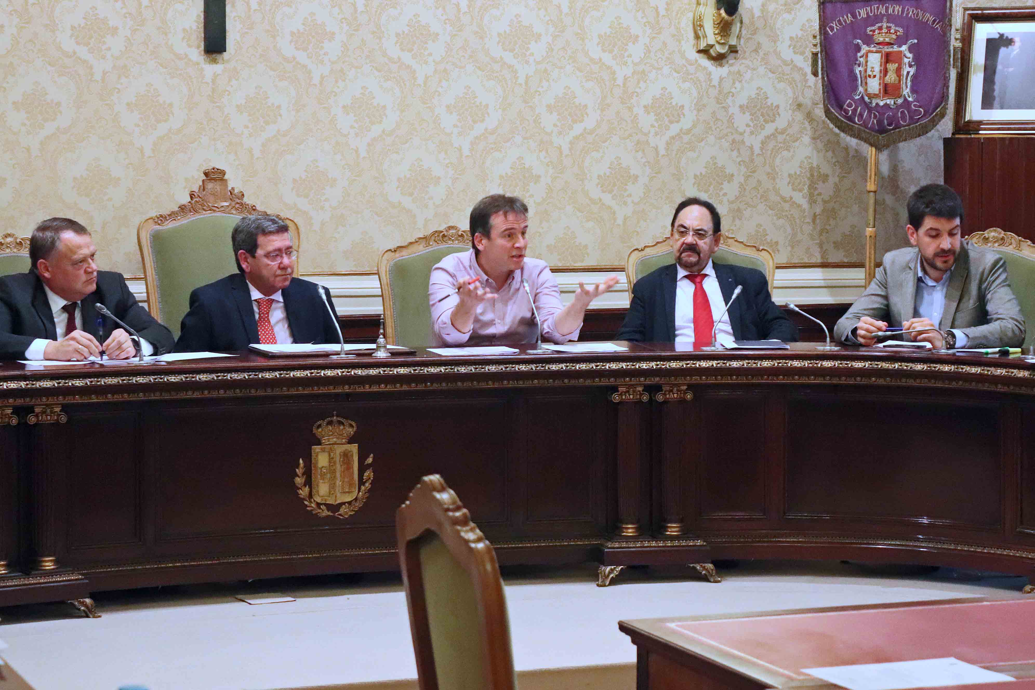 De izquierda a derecha: Lorenzo Rodríguez (vicepresidente), César Rico (presidente de la Diputación), Borja Suáres (portavoz del PP), Ágel Guerra (diputado de Hacienda) y David Jurado (portavoz del PP).