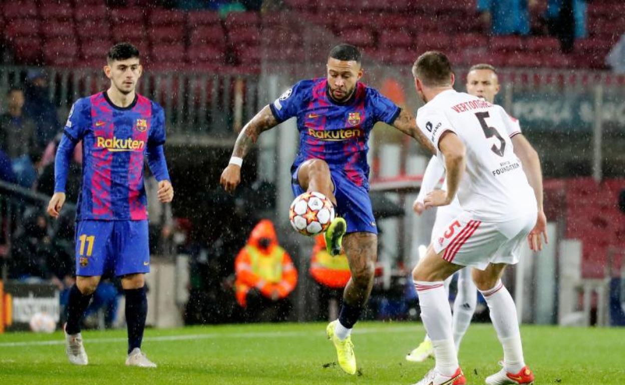 Memphis, en una acción ante Vertonghen. 