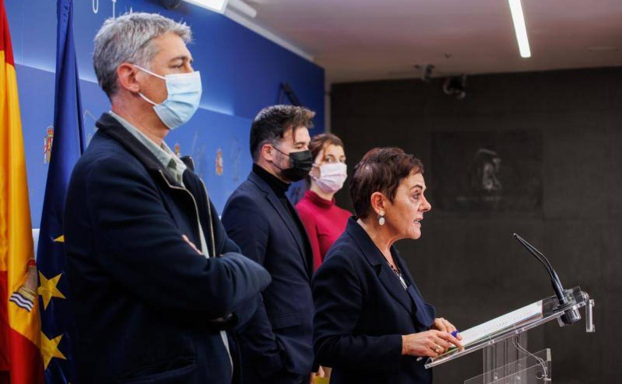 La portavoz de EH Bildu en el Congreso, Mertxe Aizpurua, este martes en rueda de prensa en el Congreso.