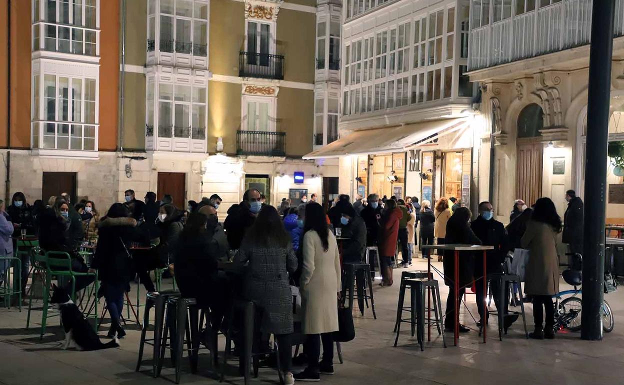 La hostelería no tendrá que cerrar antes de las 23 horas. 