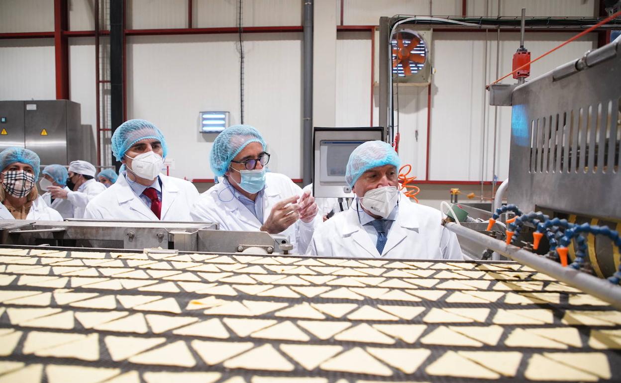 El consejero de Agricultura, Ganadería y Desarrollo Rural, Jesús Julio Carnero, duante su visita a las instalaciones de Europe Snacks en Medina del Campo. 