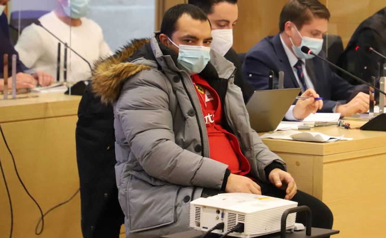 El acusado del asesinato del escayolista de Miranda, D. D. J., en la Audiencia Provincial de Burgos.