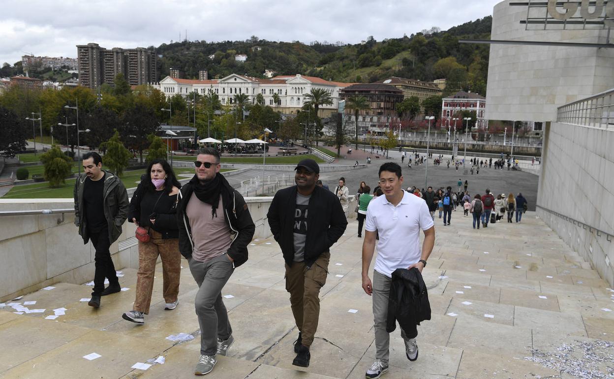 Turistas pasean por Bilbao. 