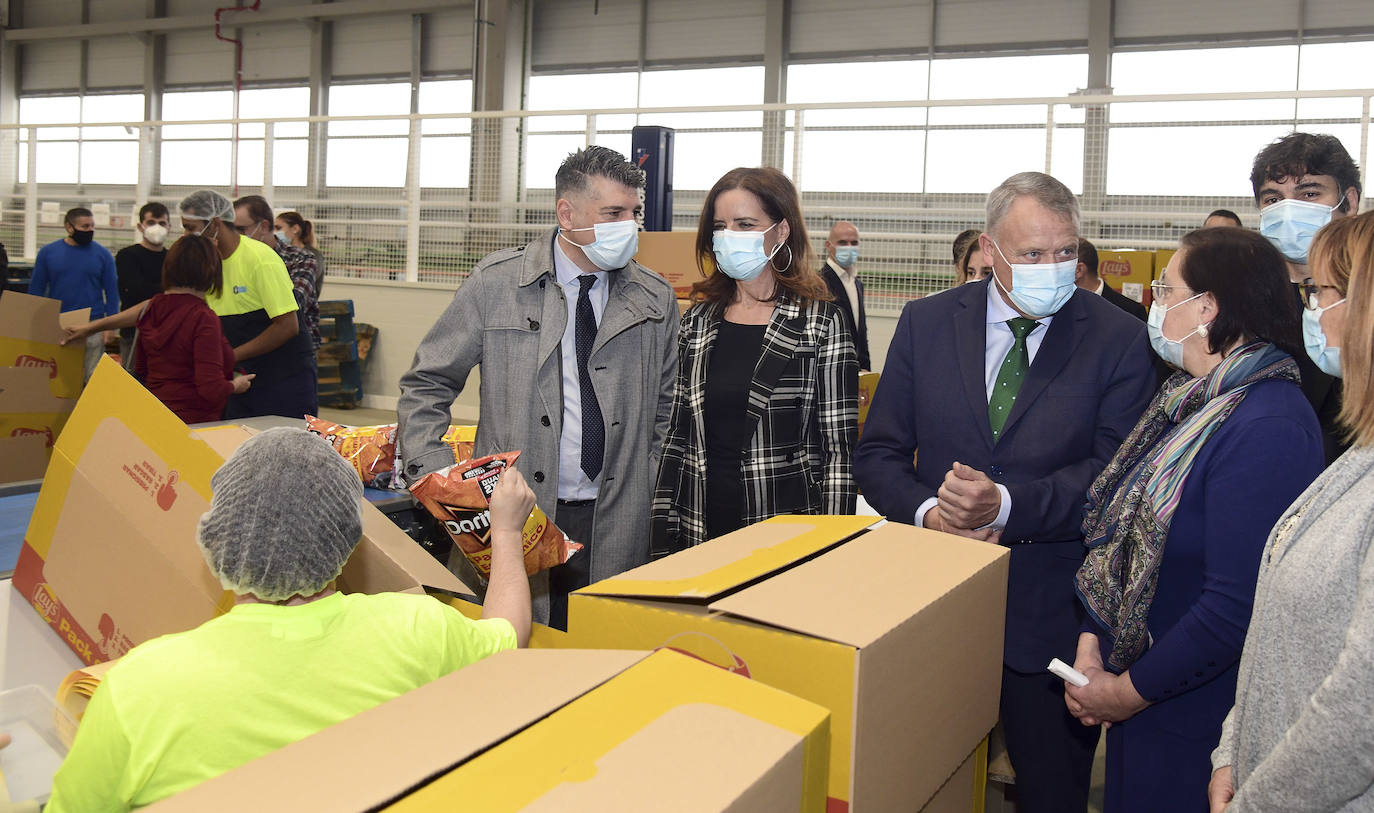 Imagen secundaria 1 - Visita de la consejera de Empleo, Carlota Amigo, al Centro Especial de Empleo 'La Brújula'. 