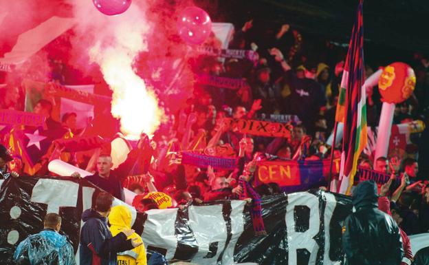 Grada de los Boixos en un partido entre el Barcelona y el Real Madrid. 