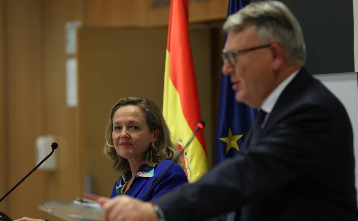 La vicepresidenta económica, Nadia Calviño, junto al comisario de Empleo, Nicolas Schmit. 