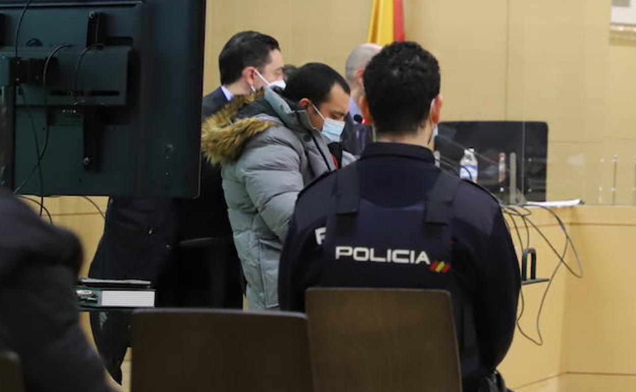 El acusado de asesinato, D. D. J., en la Audiencia Provincial de Burgos.