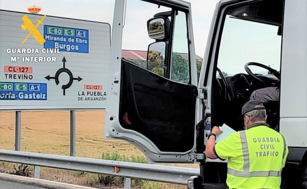 La Guardia Civil de Tráfico de Burgos en un coontrol de carretera.