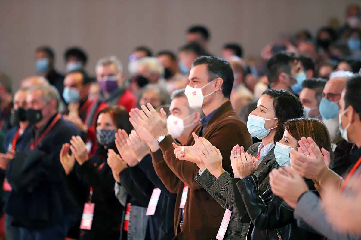 Demetrio Madrid, último presidente de Castilla y León del PSOE, intenta quitar la mascarilla a Óscar López. 