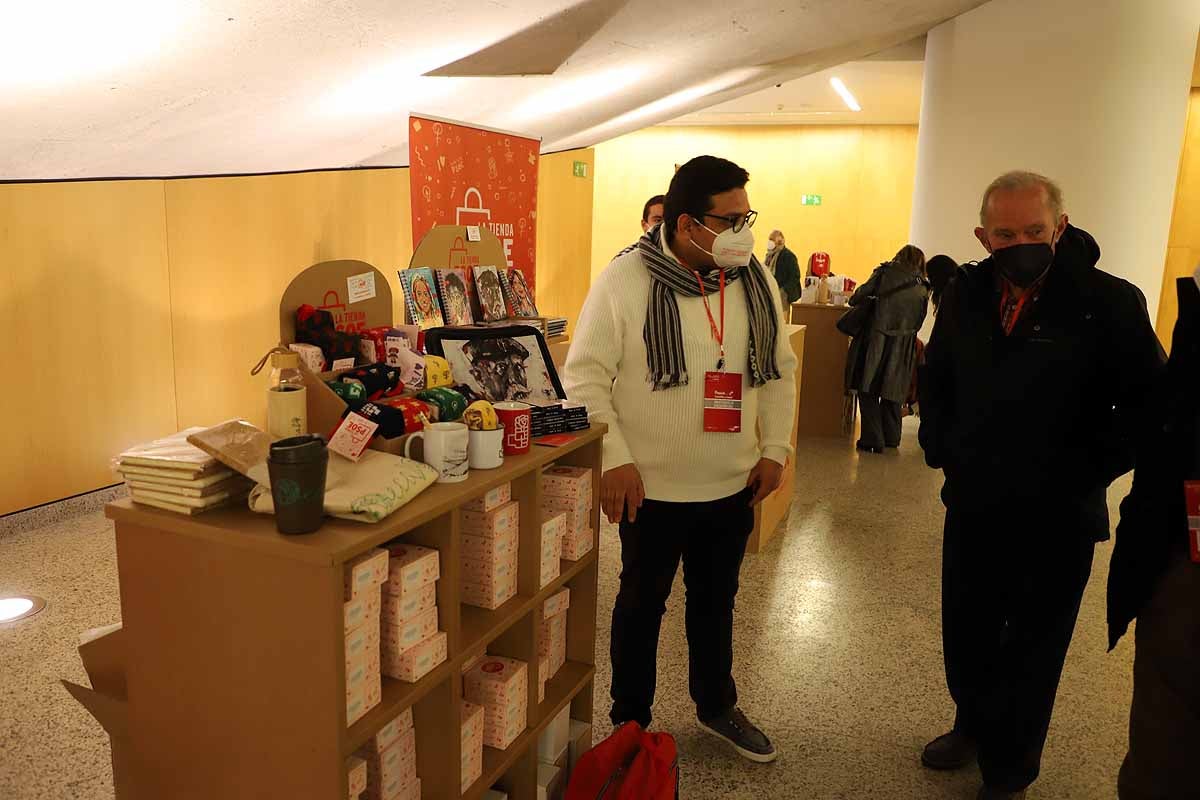 Demetrio Madrid, último presidente de Castilla y León del PSOE, intenta quitar la mascarilla a Óscar López. 