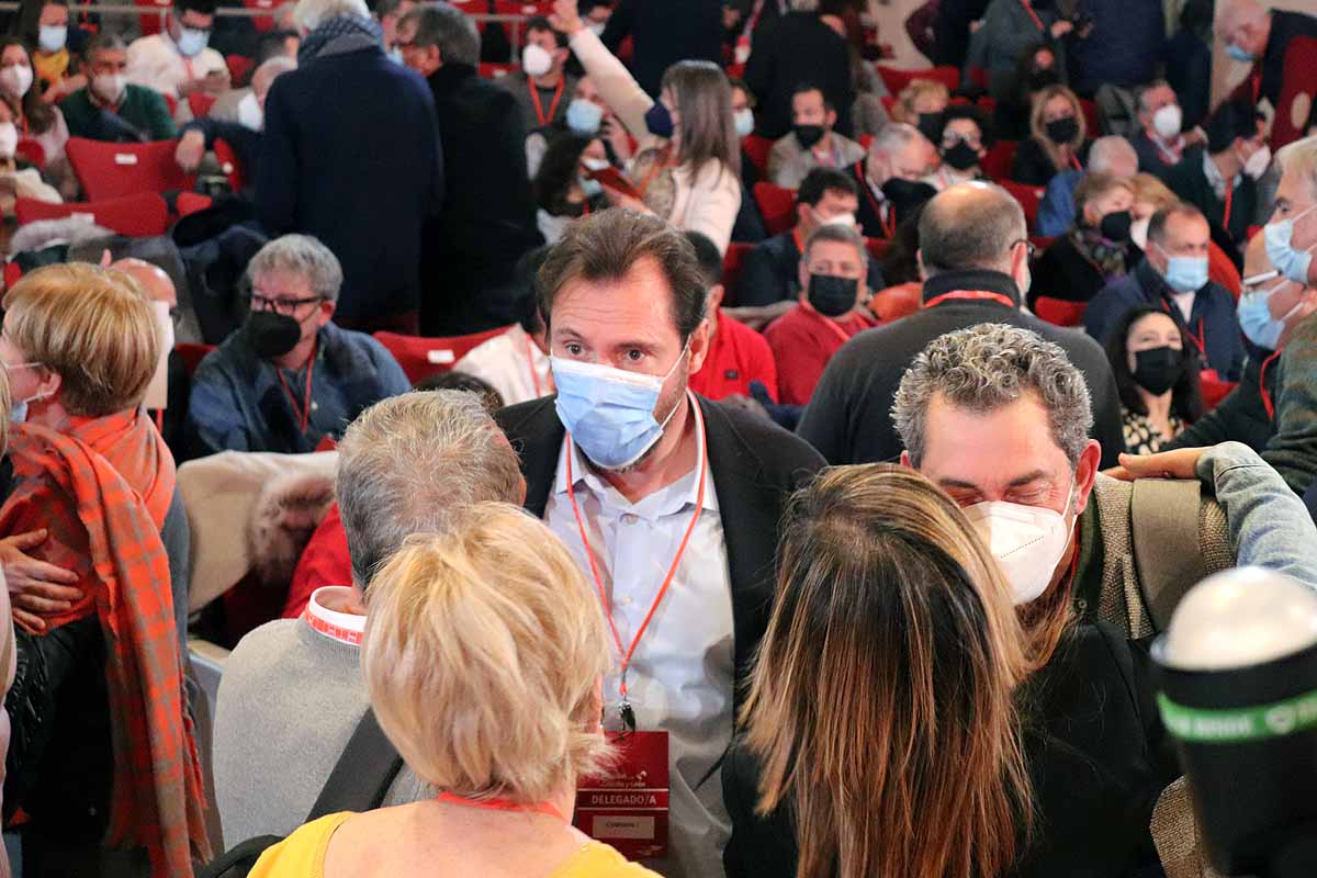 Demetrio Madrid, último presidente de Castilla y León del PSOE, intenta quitar la mascarilla a Óscar López. 