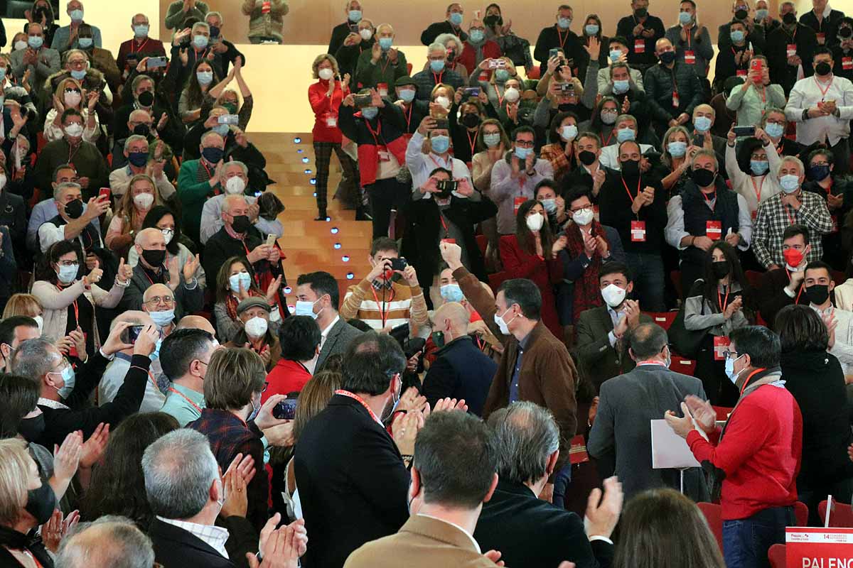 Demetrio Madrid, último presidente de Castilla y León del PSOE, intenta quitar la mascarilla a Óscar López. 