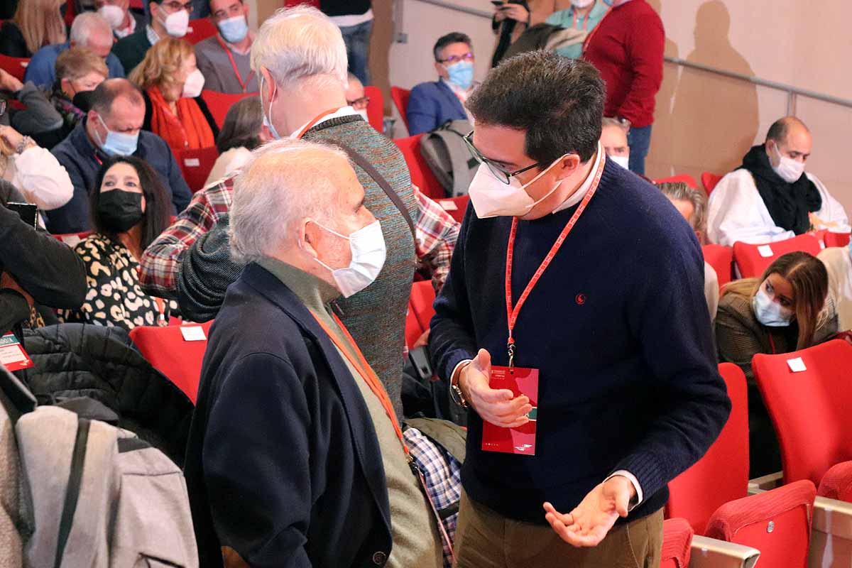 Demetrio Madrid, último presidente de Castilla y León del PSOE, intenta quitar la mascarilla a Óscar López. 