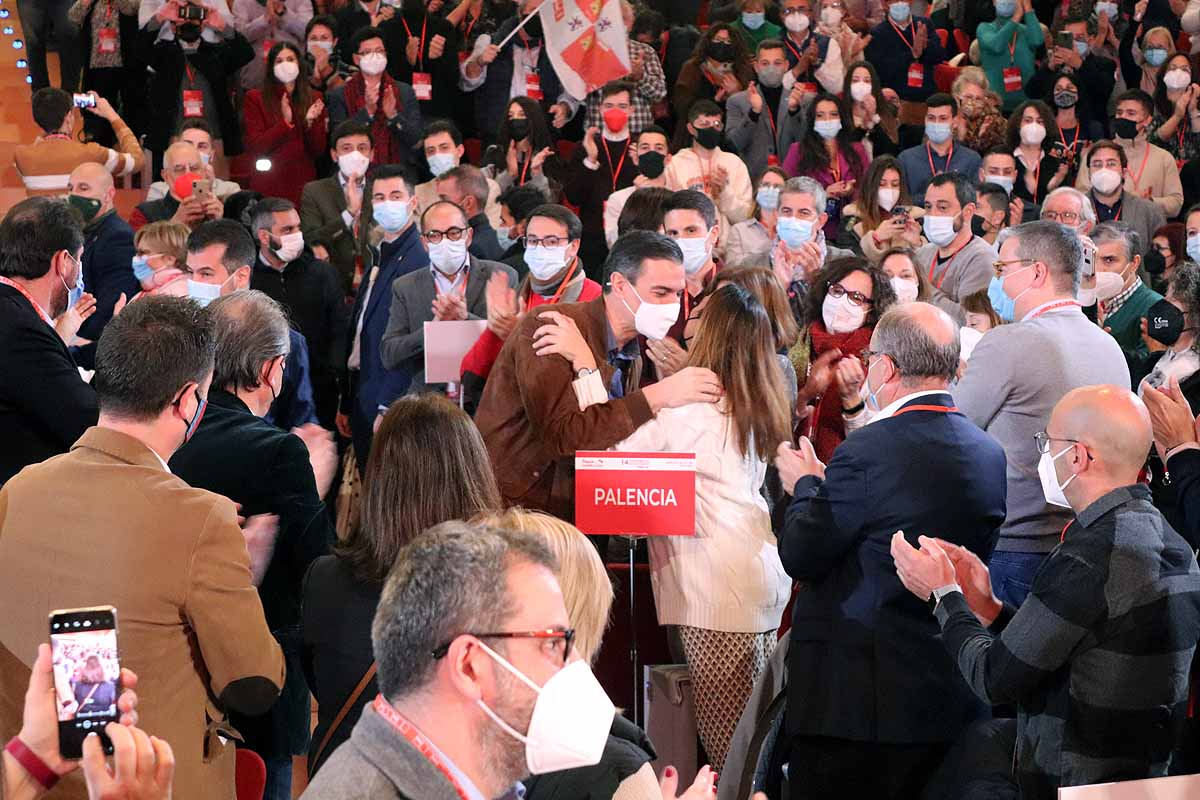 Demetrio Madrid, último presidente de Castilla y León del PSOE, intenta quitar la mascarilla a Óscar López. 