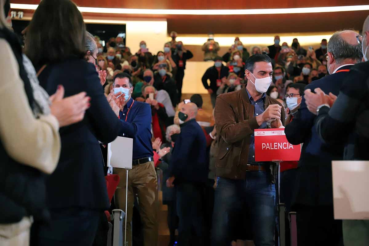 Demetrio Madrid, último presidente de Castilla y León del PSOE, intenta quitar la mascarilla a Óscar López. 