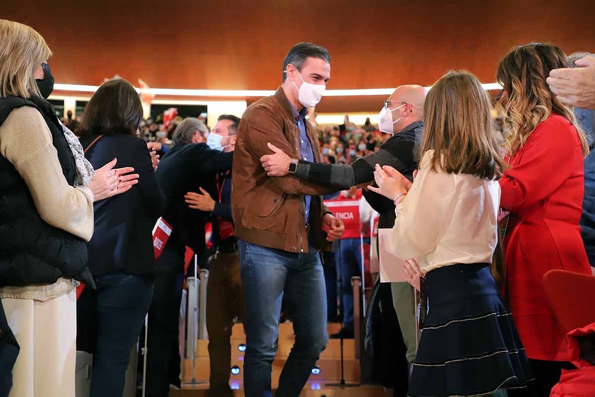 Demetrio Madrid, último presidente de Castilla y León del PSOE, intenta quitar la mascarilla a Óscar López. 