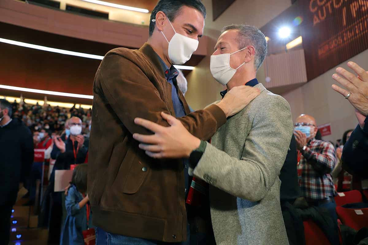 Demetrio Madrid, último presidente de Castilla y León del PSOE, intenta quitar la mascarilla a Óscar López. 