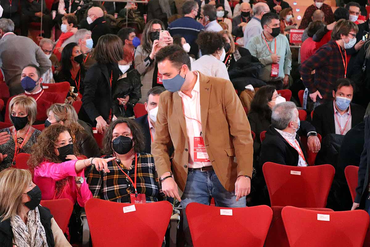 Demetrio Madrid, último presidente de Castilla y León del PSOE, intenta quitar la mascarilla a Óscar López. 