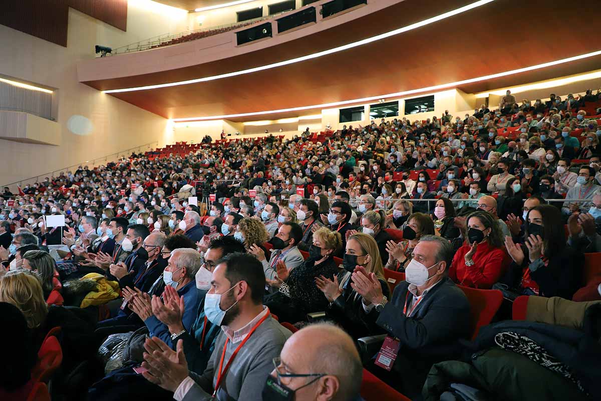 Demetrio Madrid, último presidente de Castilla y León del PSOE, intenta quitar la mascarilla a Óscar López. 