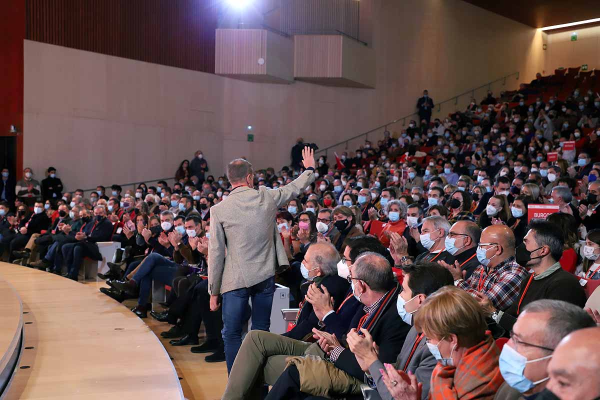 Demetrio Madrid, último presidente de Castilla y León del PSOE, intenta quitar la mascarilla a Óscar López. 