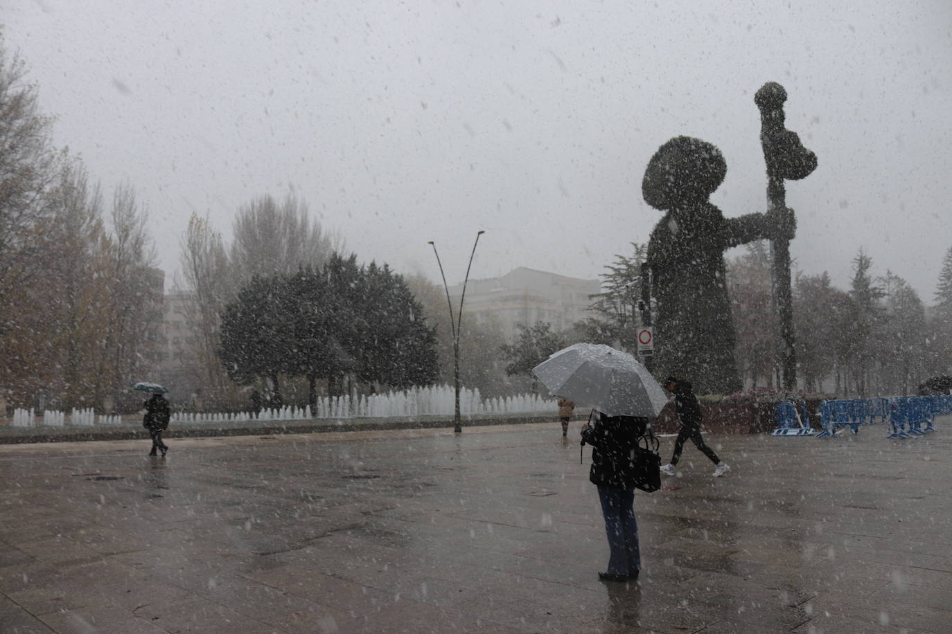 Las precipitaciones arrecian con fuerza durante media hora esta mañana en la capital.