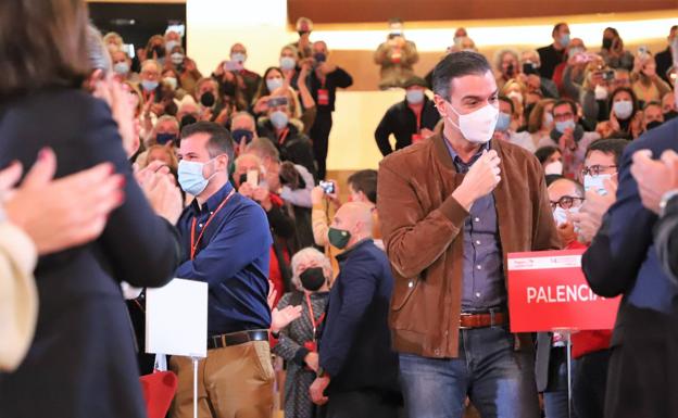 Galería. Luis Tudanca y Pedro Sánchez a la entrada al auditorio. 