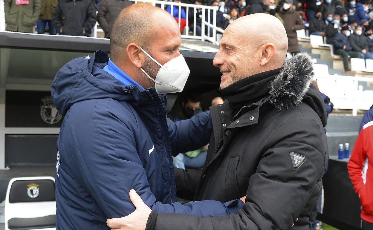 Calero, a la derecha, saluda al entrenador del Málaga, José Alberto López.