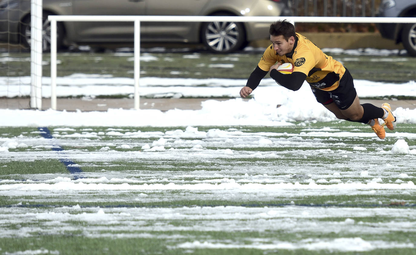 Empate entre burgaleses y sevillanos en un encuentro marcado por la nieve.