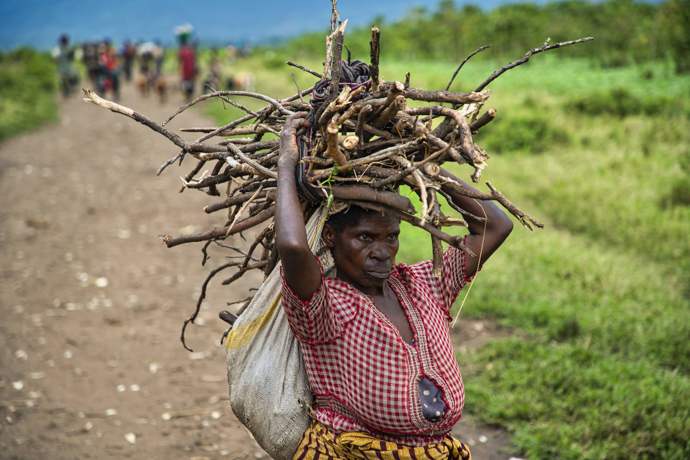 Mujeres de Rubare (Congo) vuelven de trabajar en el campo al atardecer