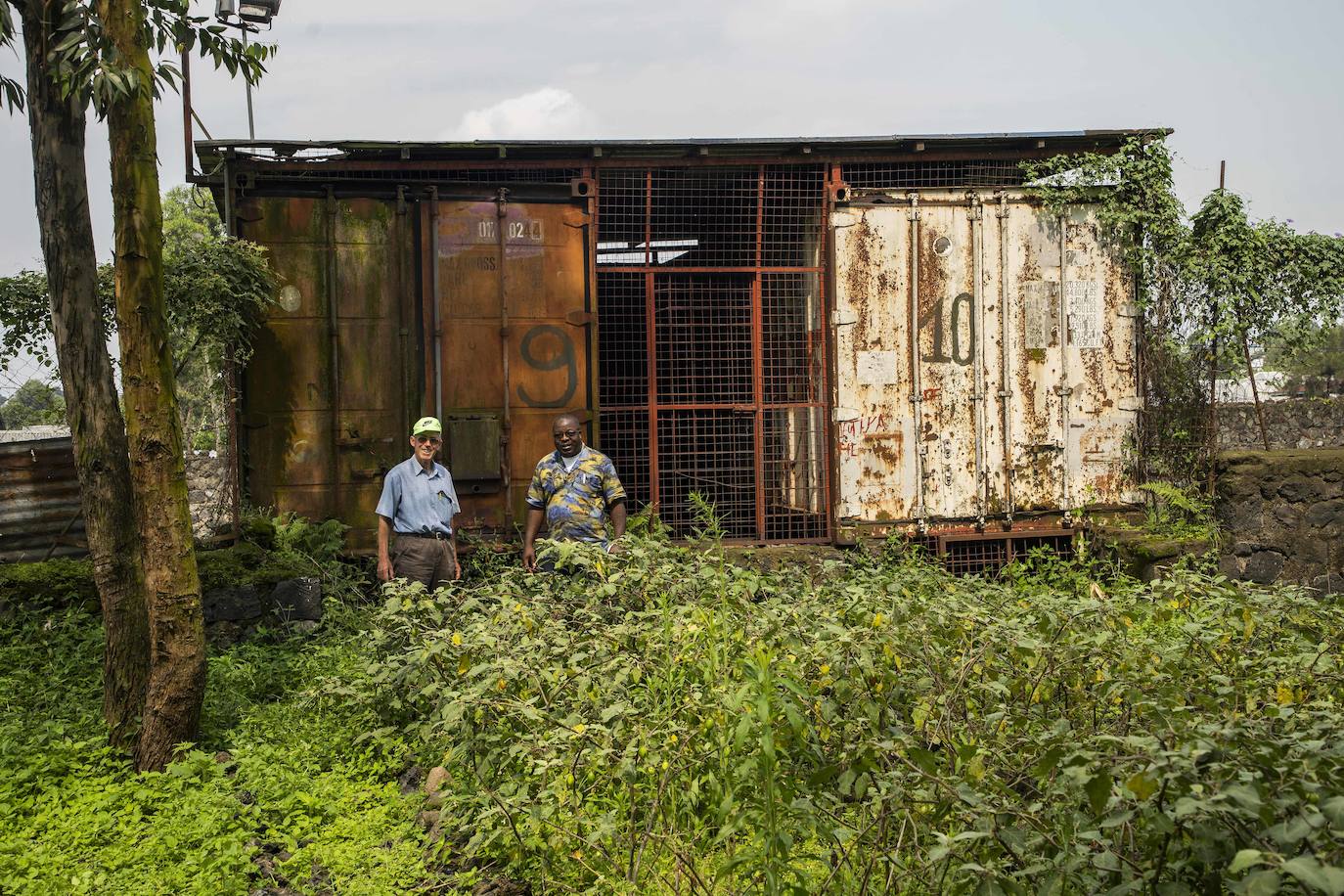 Contenedor donde comenzó el proyecto del Centro Ngangi de Don Bosco en Goma (Congo). En la imagen el salesiano burgalés, Honorato junto al director del Centro Ngangi