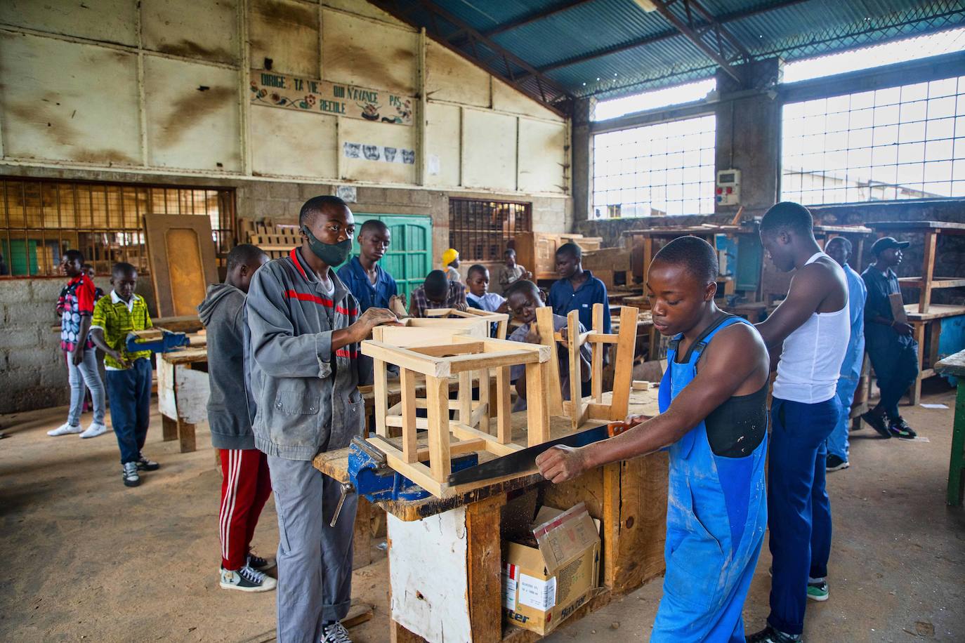 Niños soldado realizan prácticas en los talleres de formación profesional en el Centro Ngangi Don Bosco de Goma (Congo)