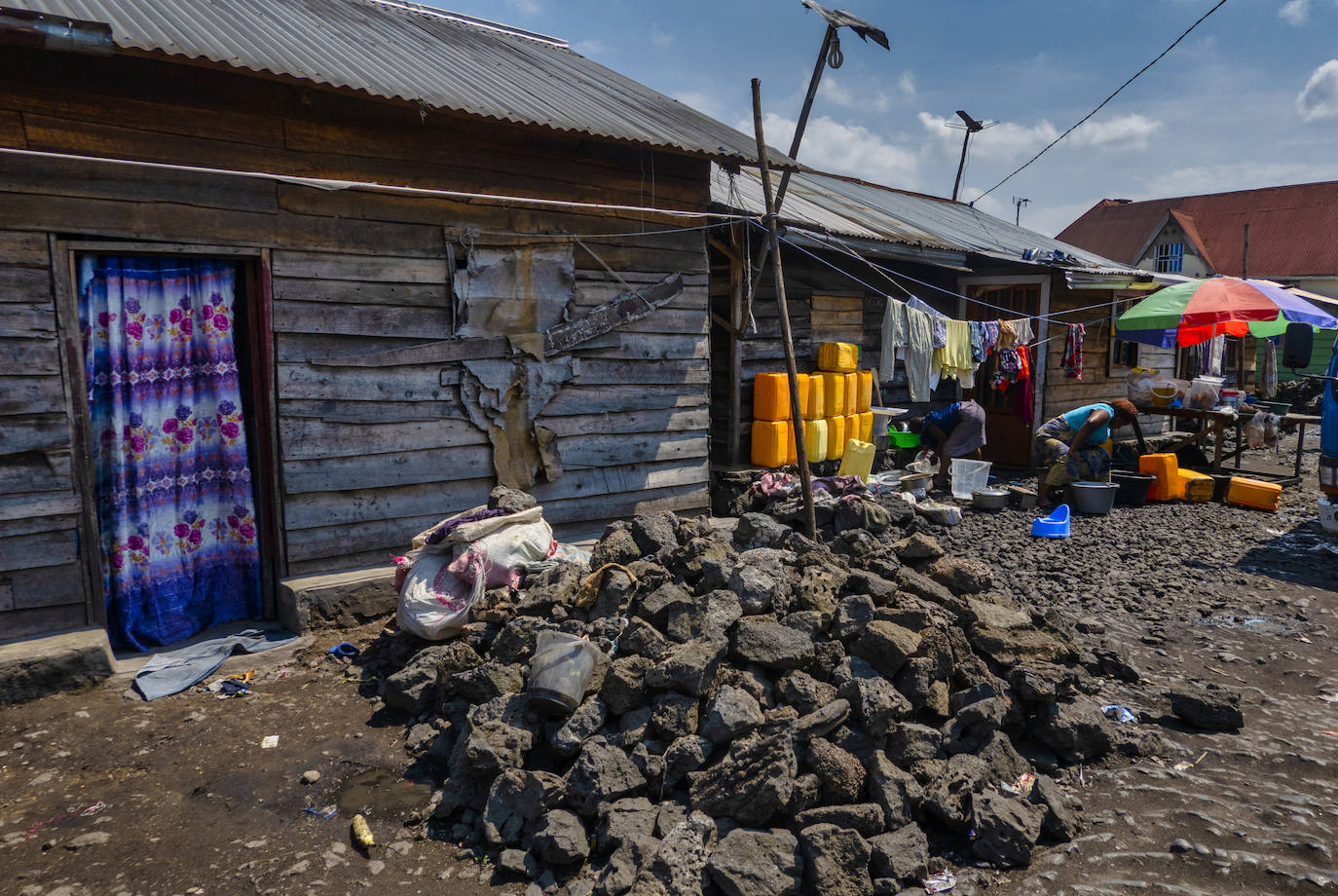 Carretera N2 de Goma a Rubare en el Congo, al fondo el volcán Nyiragongo