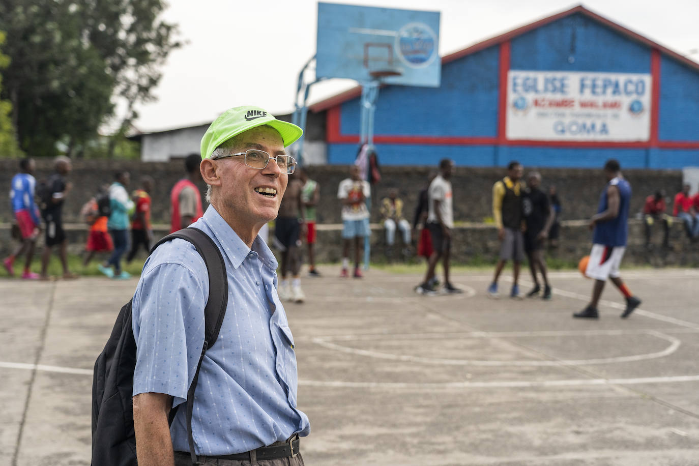 El salesiano burgales, Honorato Alonso, con el equipo de baloncesto de Don Bosco en Ngangi Goma (Congo)