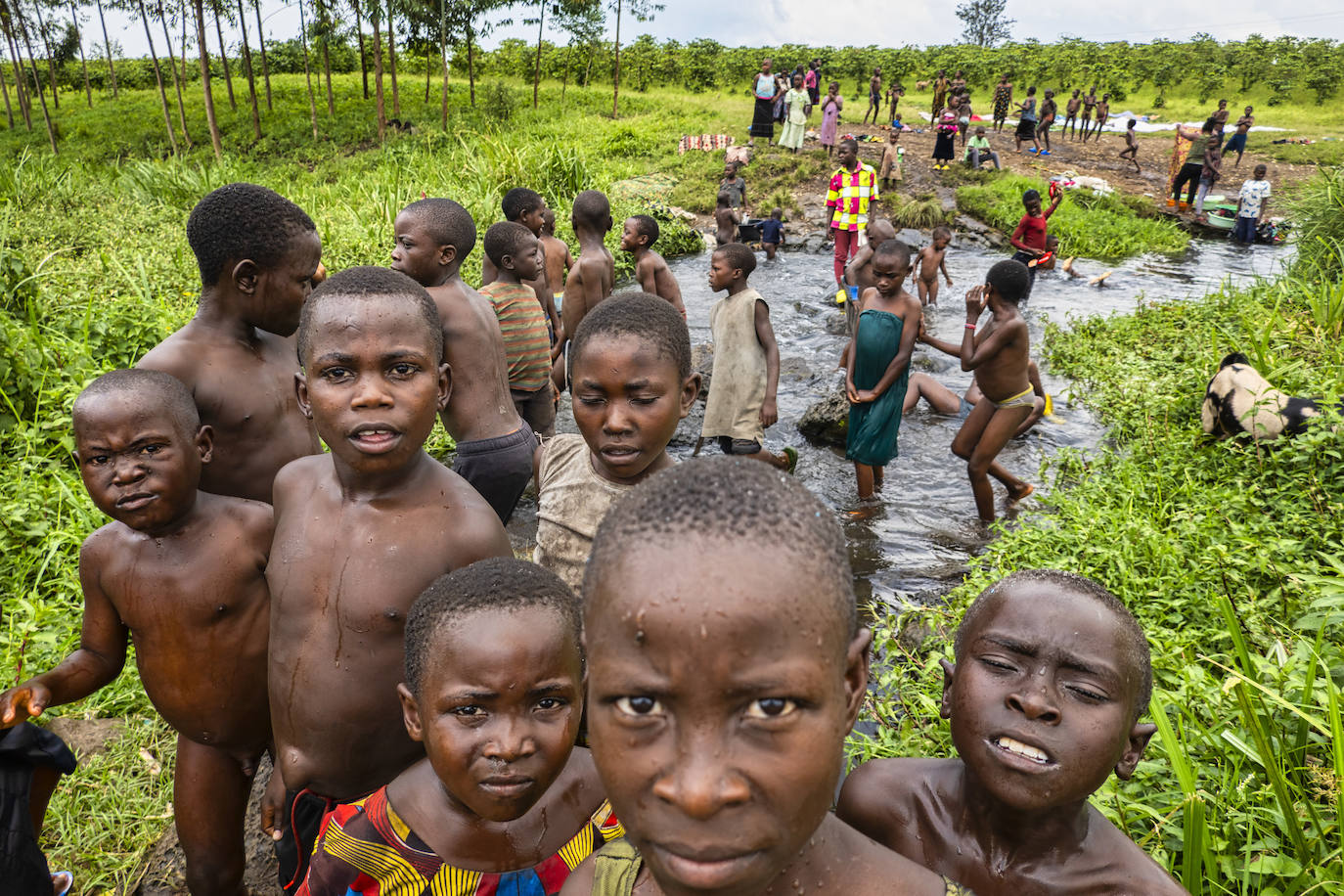 Niños de mujeres víctimas de violaciones se bañan en un arroyo cerca de Rubare( Congo)