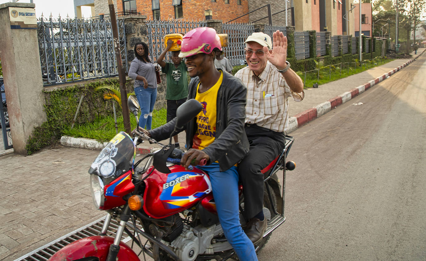 El salesiano burgales, Honorato Alonso, utiliza las moto taxi para moverse por Goma (Congo)