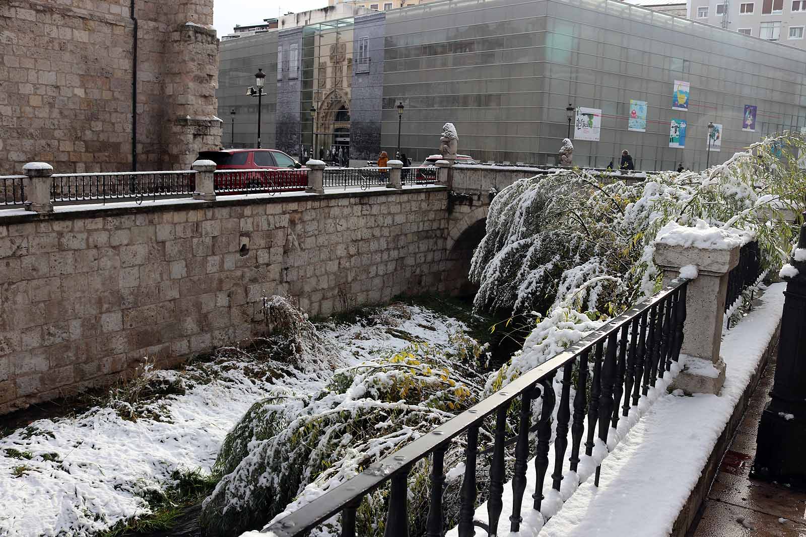 La capital amanece blanca tras la nieve de la pasada noche.