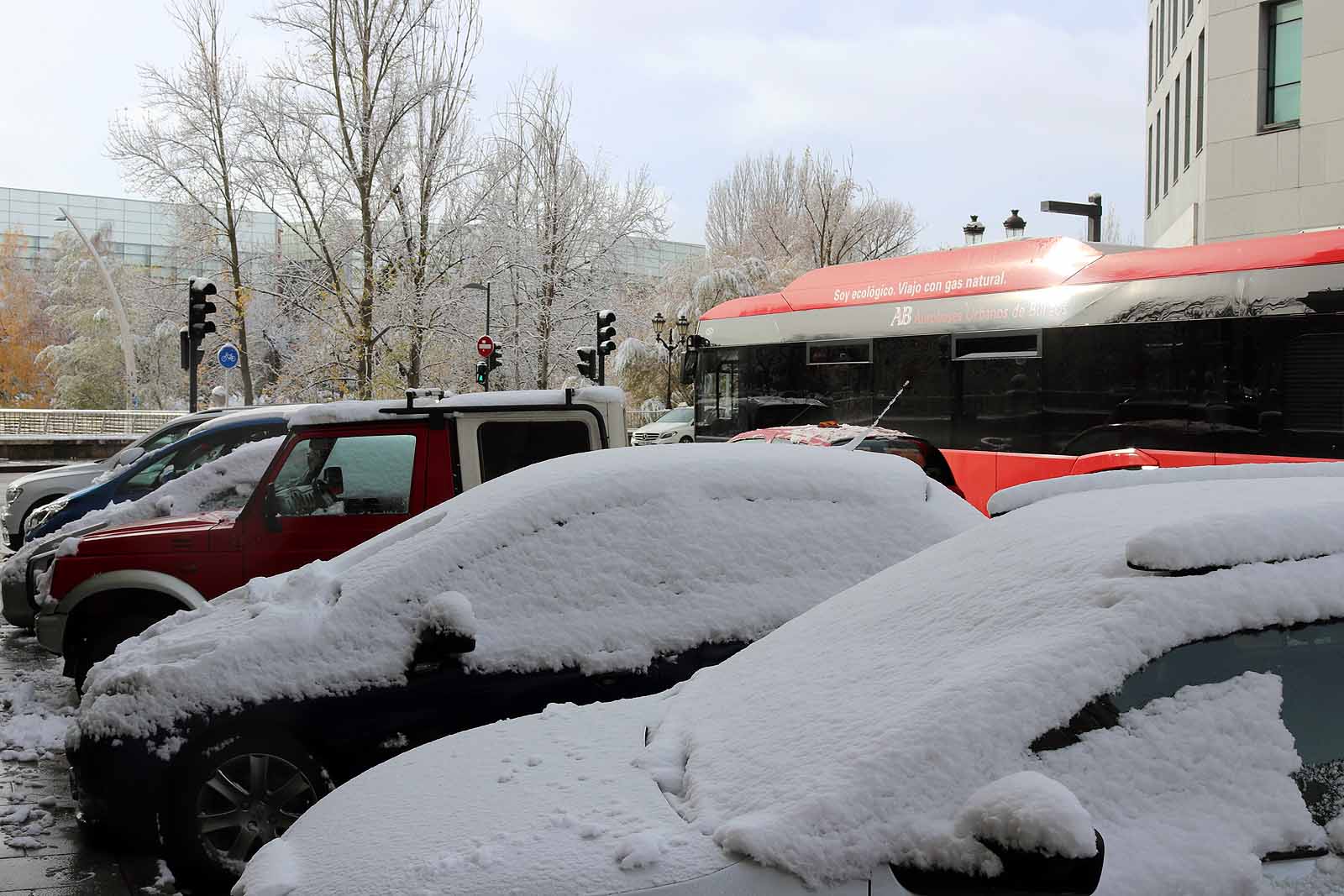 La capital amanece blanca tras la nieve de la pasada noche.