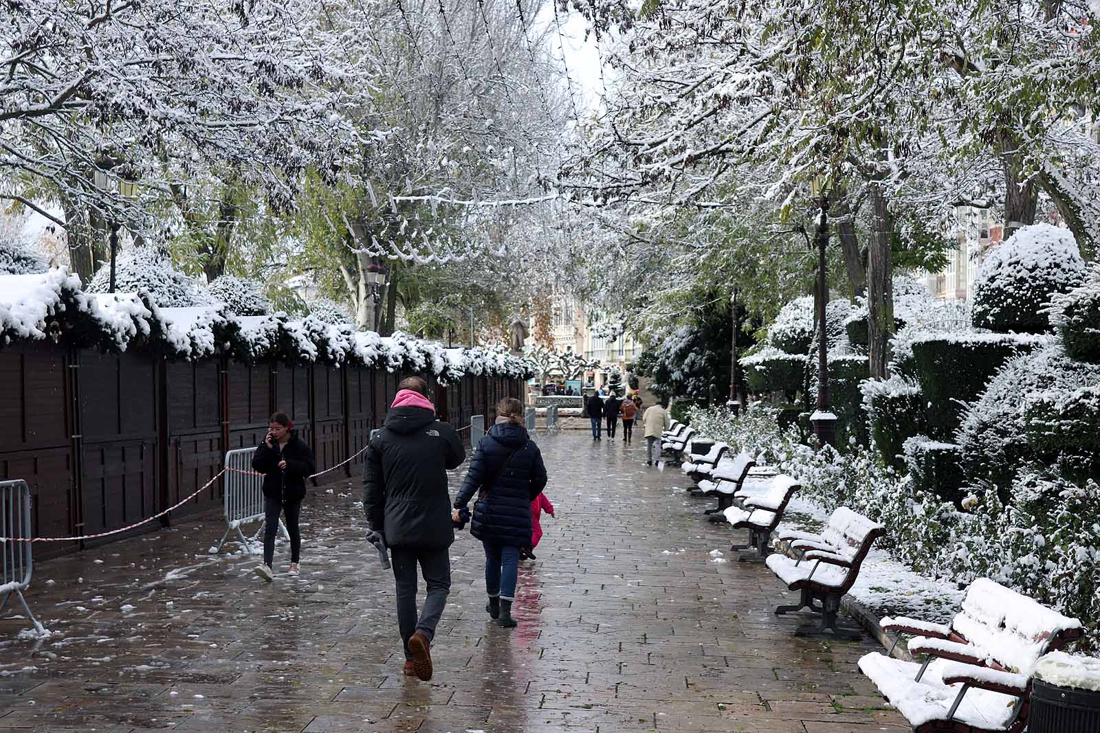 La capital amanece blanca tras la nieve de la pasada noche.