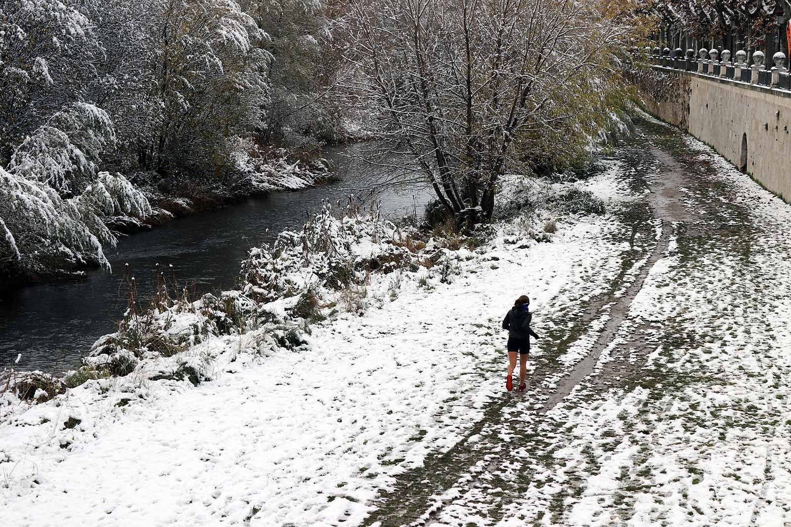 La capital amanece blanca tras la nieve de la pasada noche.