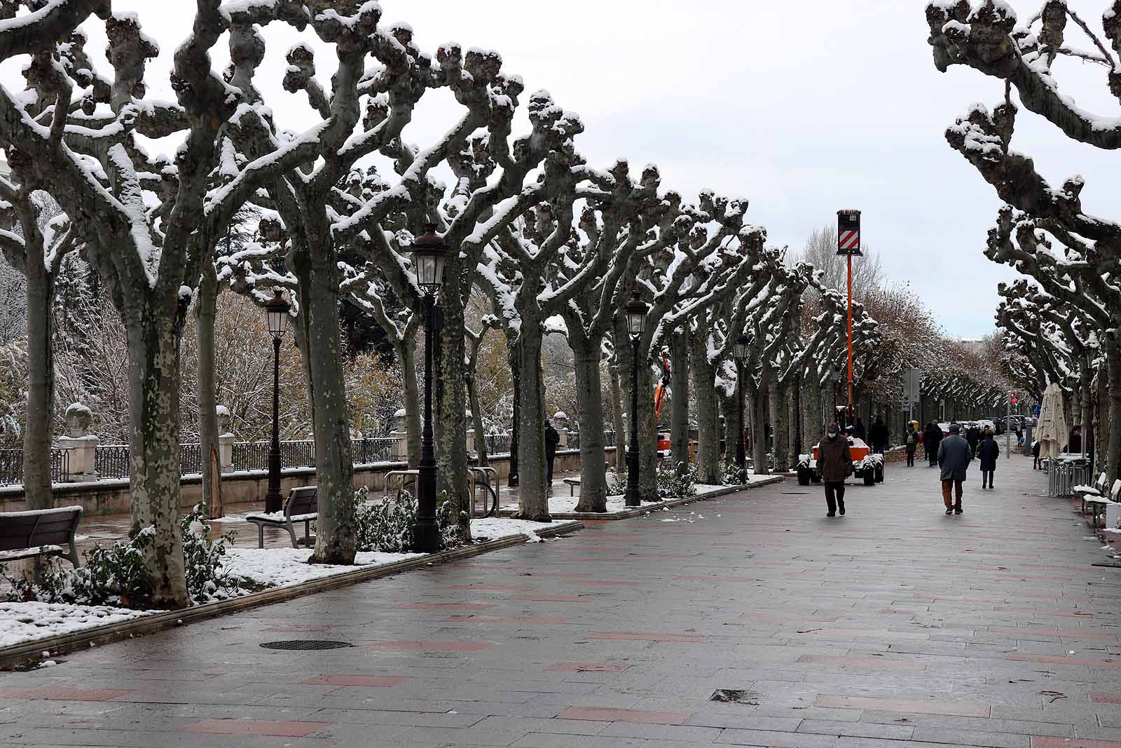 La capital amanece blanca tras la nieve de la pasada noche.