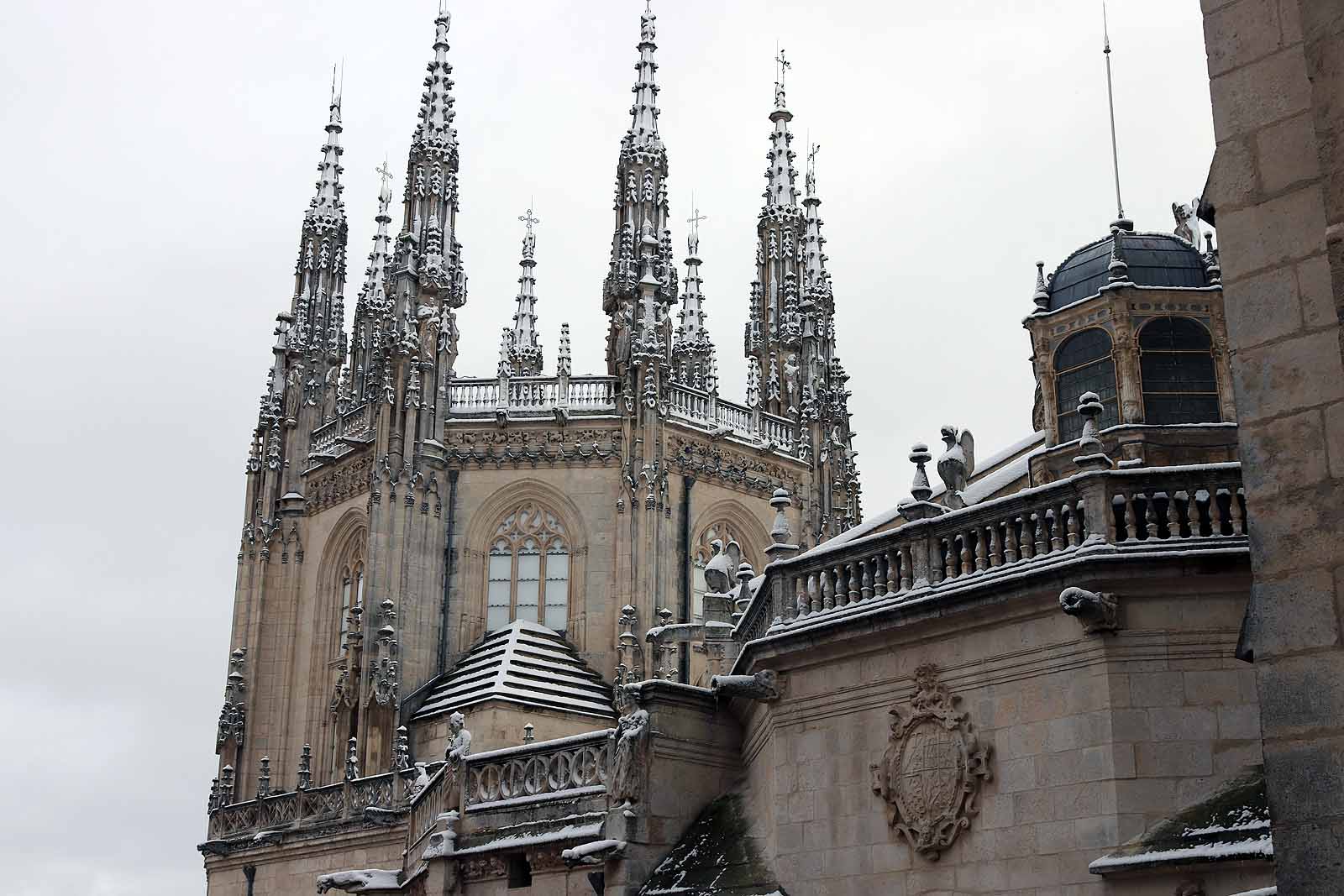 La capital amanece blanca tras la nieve de la pasada noche.