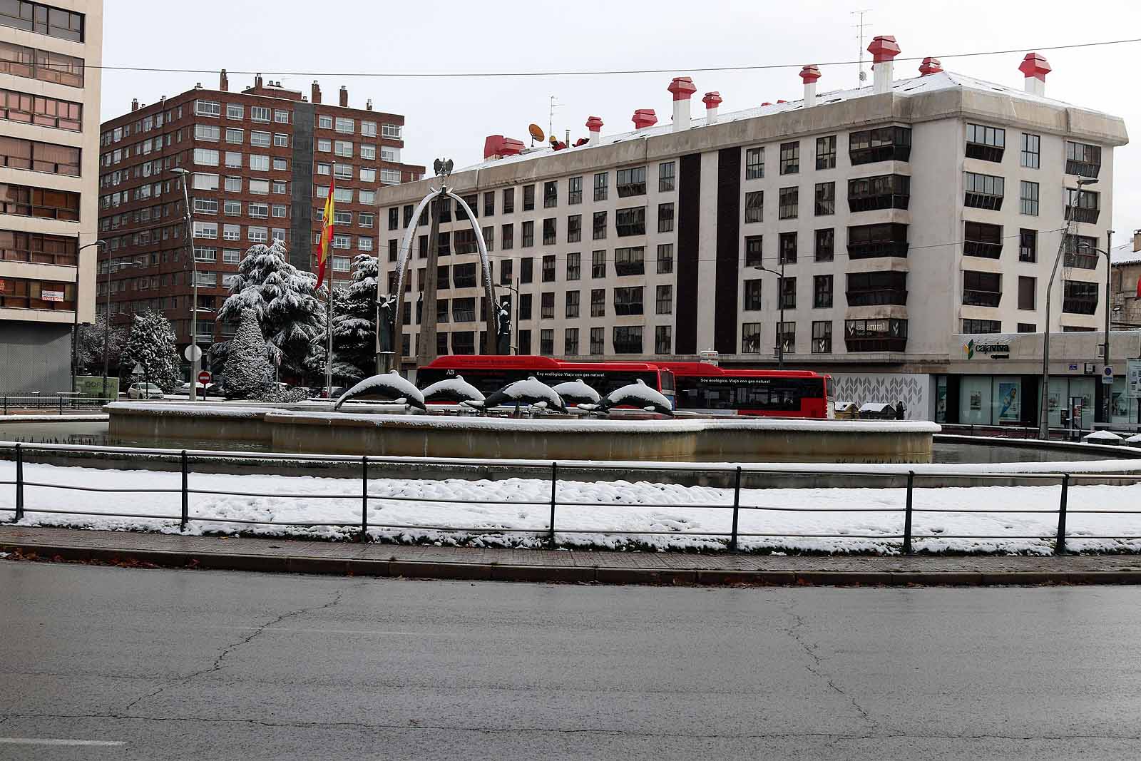 La capital amanece blanca tras la nieve de la pasada noche.