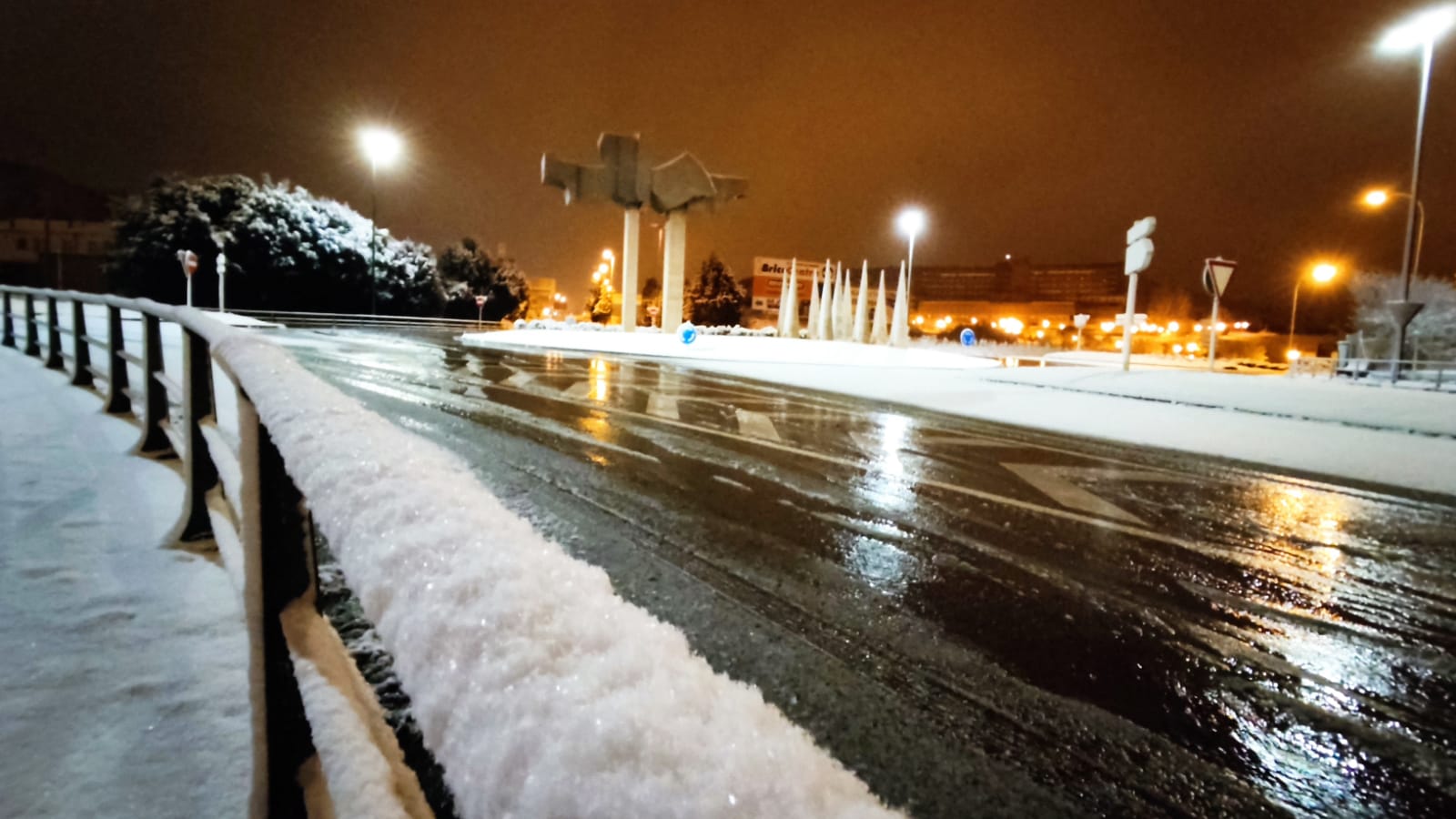 Fotos: La nieve aprovecha la noche para cubrir la provincia