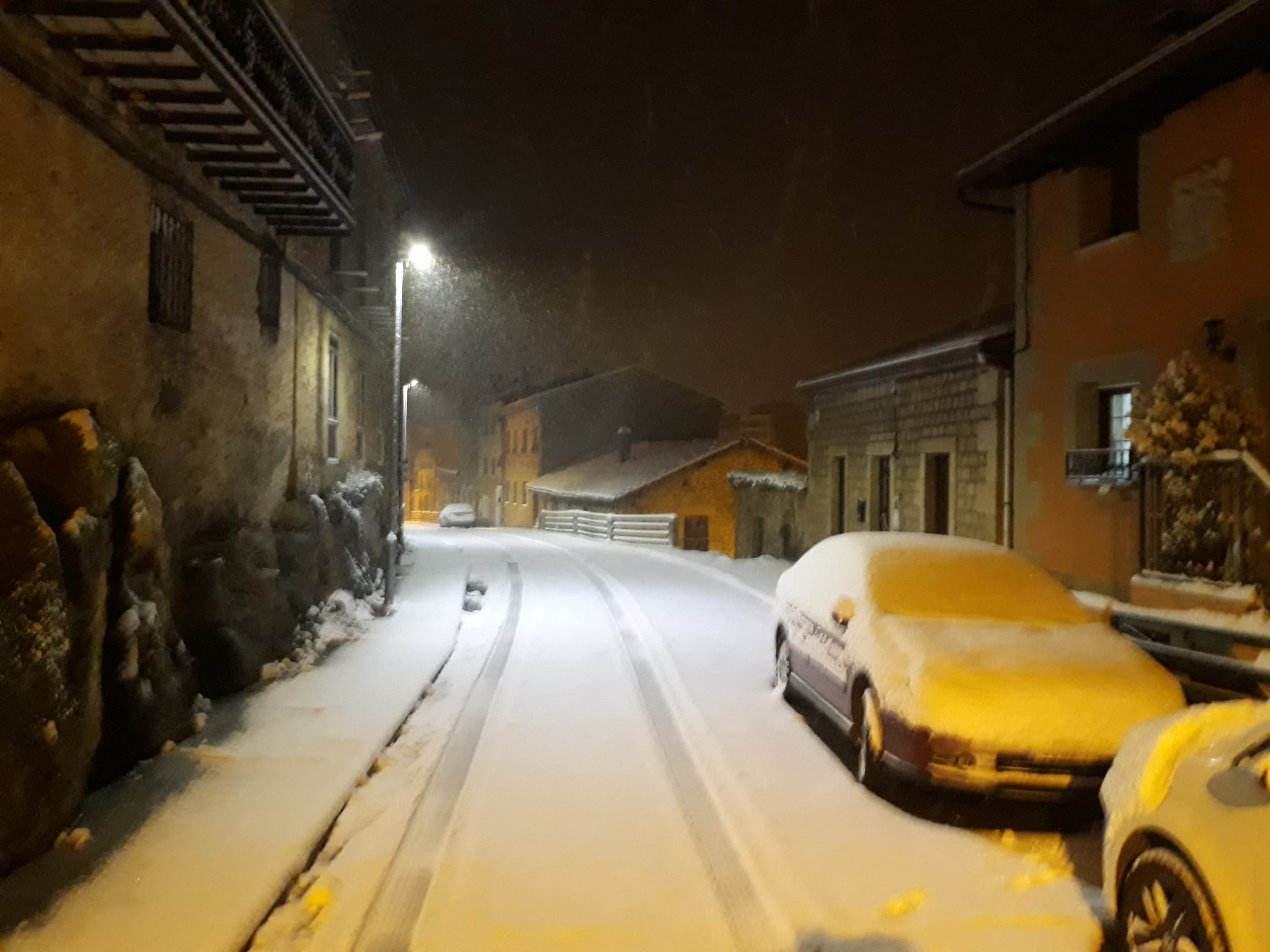 Fotos: La nieve aprovecha la noche para cubrir la provincia