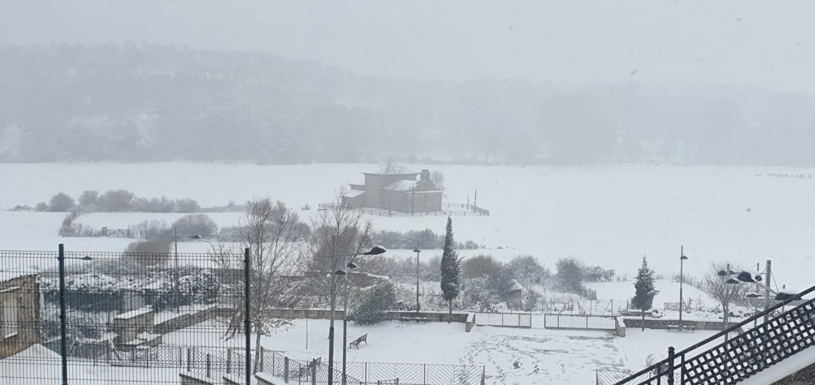 Fotos: La nieve aprovecha la noche para cubrir la provincia