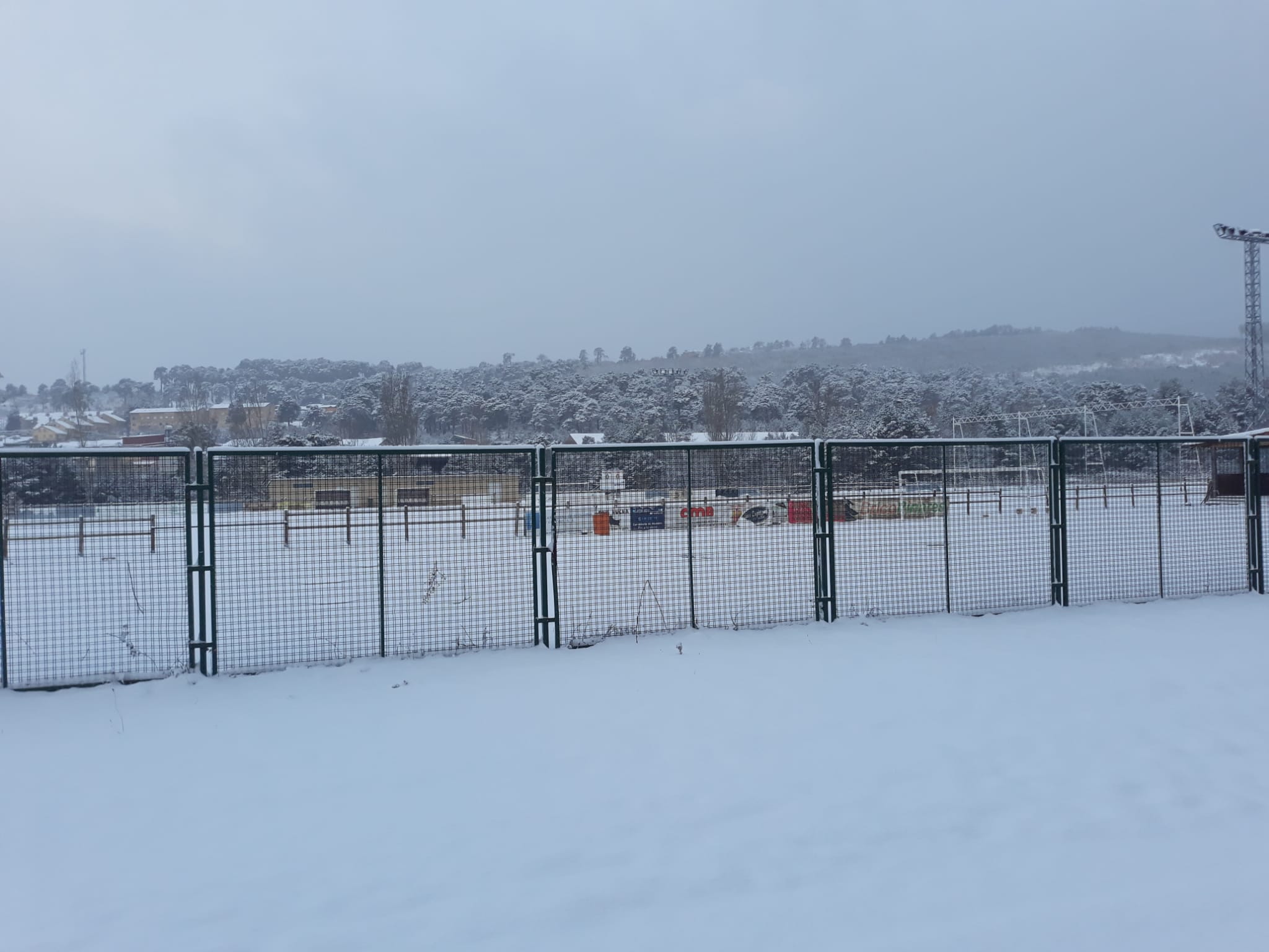 Fotos: La nieve aprovecha la noche para cubrir la provincia