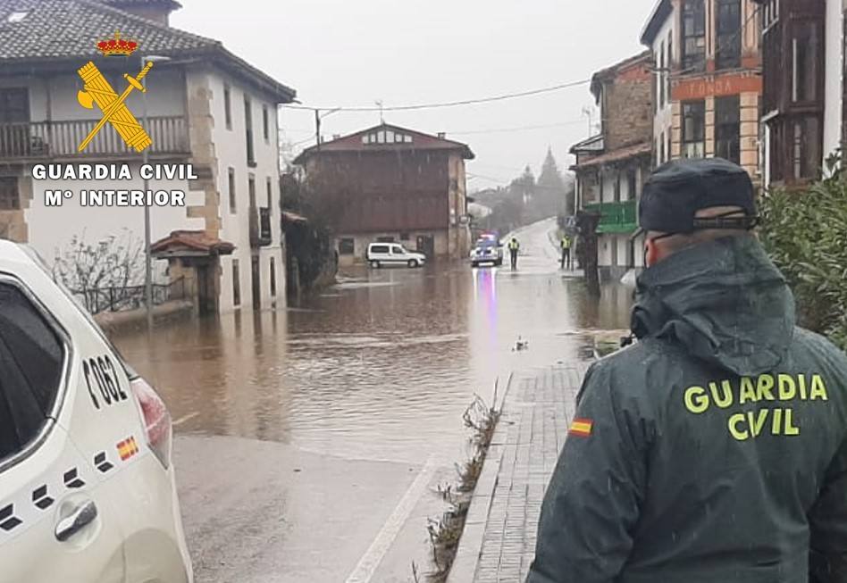 La Guardia Civil controla las inundaciones.