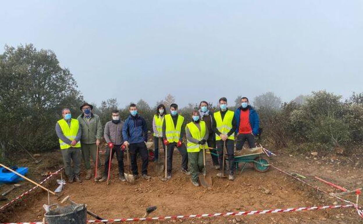 Equipo que participará en las excavaciones, encabezado por Eudald Carbonell (segundo por la izda.). 