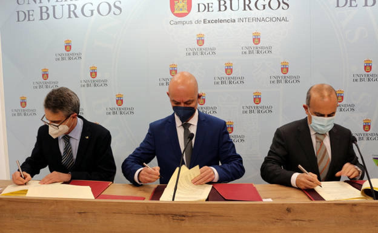 Firma de los convenios de la Universidad de Burgos con la Fundación Caja Círculo y Fundación Ibercaja. 