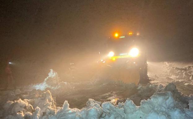 La UME rescata a dos personas atrapadas en su vehídulo por la nieve en la provincia de Burgos,.